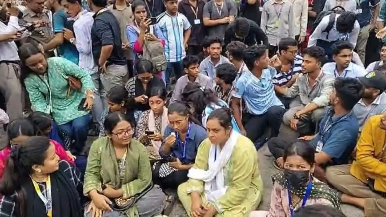 HSC Students Block Roads in Dhaka, Demand Education Minister's Resignation
